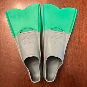 TYR swim fins size 5-7